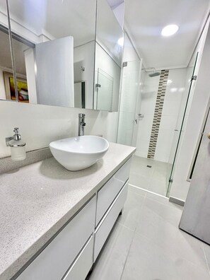 Dusche, Handtücher, Seife, Toilettenpapier