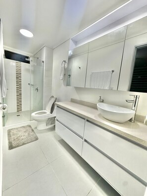 Regadera, toallas, jabón, papel de baño