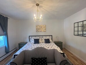 2 bedrooms, WiFi, bed sheets - The Secret Garden - King Bed, Pets Welcome! (Bristol)