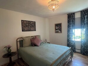 2 bedrooms, WiFi, bed sheets - The Secret Garden - King Bed, Pets Welcome! (Bristol)