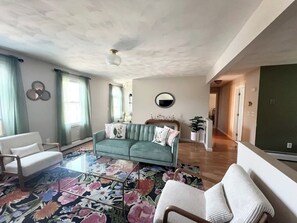 Living area - The Secret Garden - King Bed, Pets Welcome! (Bristol)