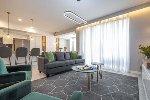 Smart TV - Last Minute Disney Getaway! Themed Bedrooms & Private Balcony. Book Now! #121011 (Orlando)