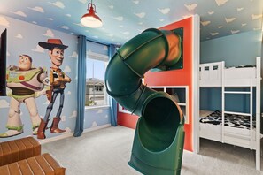 10 habitaciones, tabla de planchar con plancha, wifi y ropa de cama 