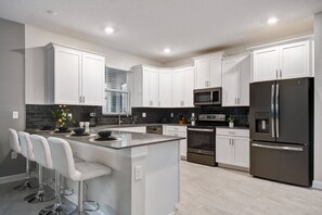 Refrigerador, microondas, horno, placa de cocina