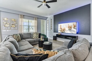 Una Smart TV, una chimenea, una mesa de tenis de mesa