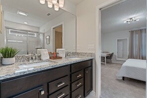 5 bedrooms, iron/ironing board, travel cot, WiFi - Last Minute Disney! Private Pool, Hot Tub, Game Room & Themed Bedrooms. Book Now! #125733 (Orlando)