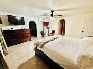 4 bedrooms, desk, iron/ironing board, travel crib - Casa Colibrí
UltraWIFI, HOTTUB, POOL, PLAYPEN, 2KING BEDS, MULTI FAMILY FRIENDLY (Harlingen)