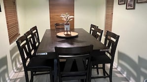 A dining room with a rectangular table, six chairs, a hanging light fixture, and a potted plant. - Casa Colibrí
UltraWIFI, HOTTUB, POOL, PLAYPEN, 2KING BEDS, MULTI FAMILY FRIENDLY (Harlingen)
