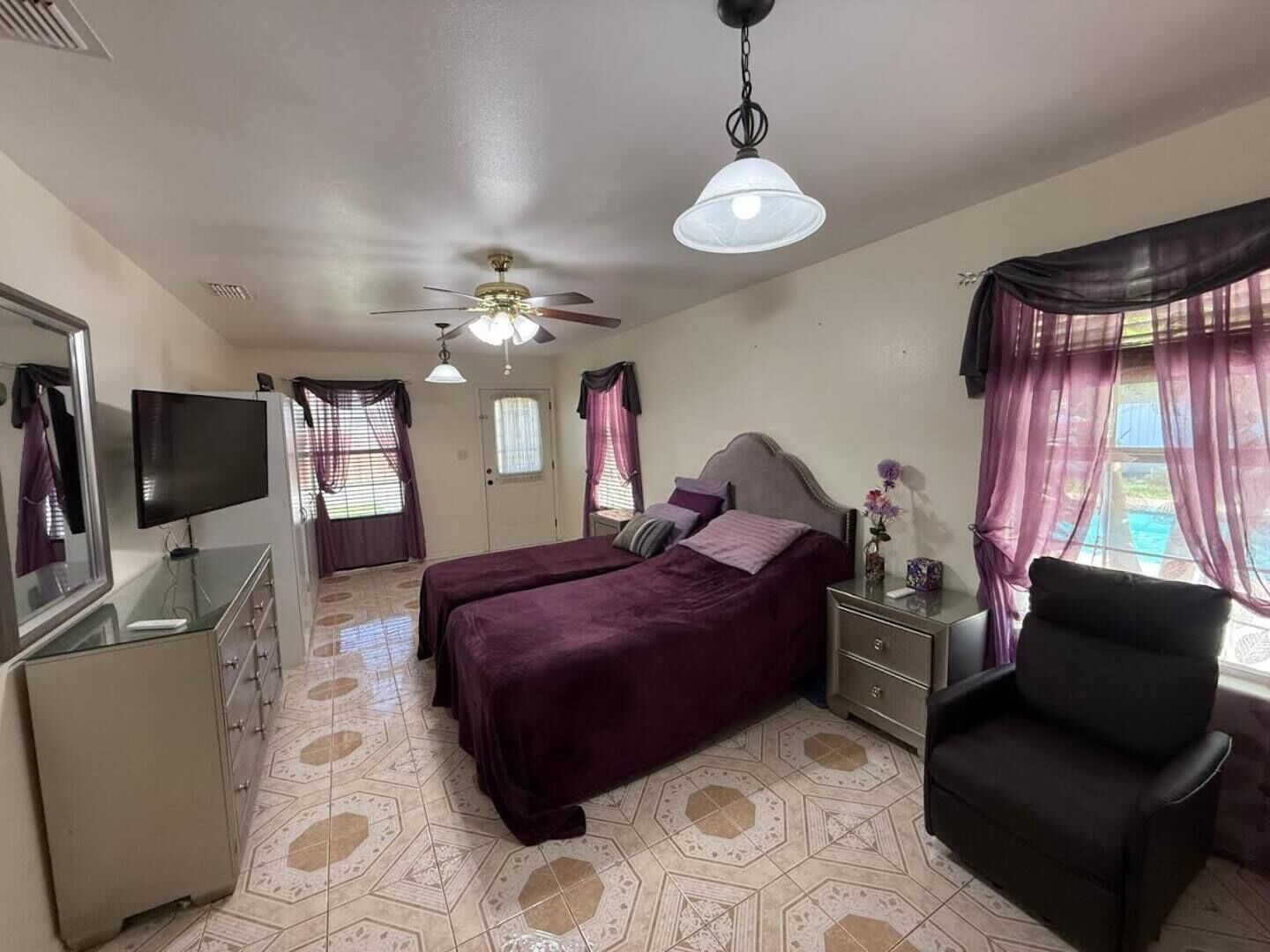4 bedrooms, desk, iron/ironing board, travel cot