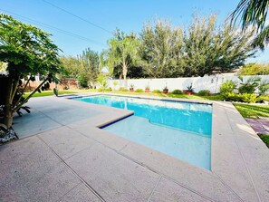 Una piscina al aire libre, una piscina climatizada