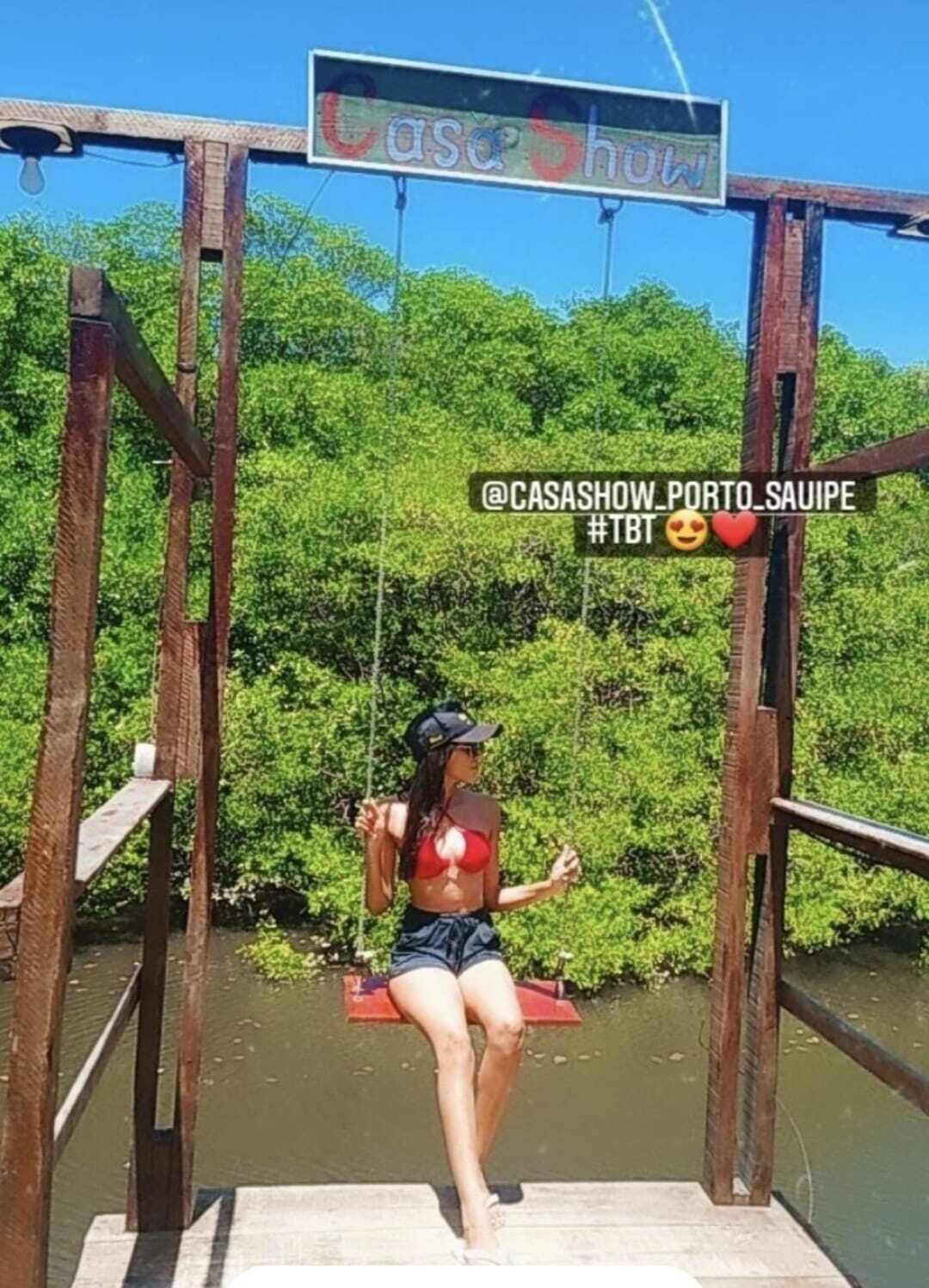Un puente colgante de madera con un letrero que dice "Casa Show".