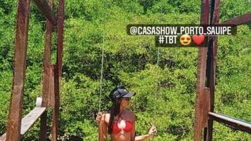 Un puente colgante de madera con un letrero que dice "Casa Show".