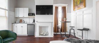 Walkable Downtown Getaway   (FREE Bikes to use)