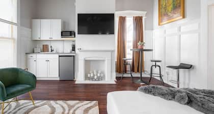 Walkable Downtown Getaway (FREE Bikes to use)