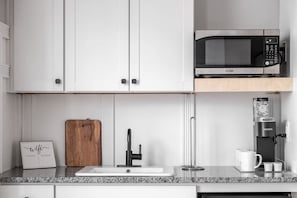 Micro-ondes, cafetière/bouilloire, grille-pain
