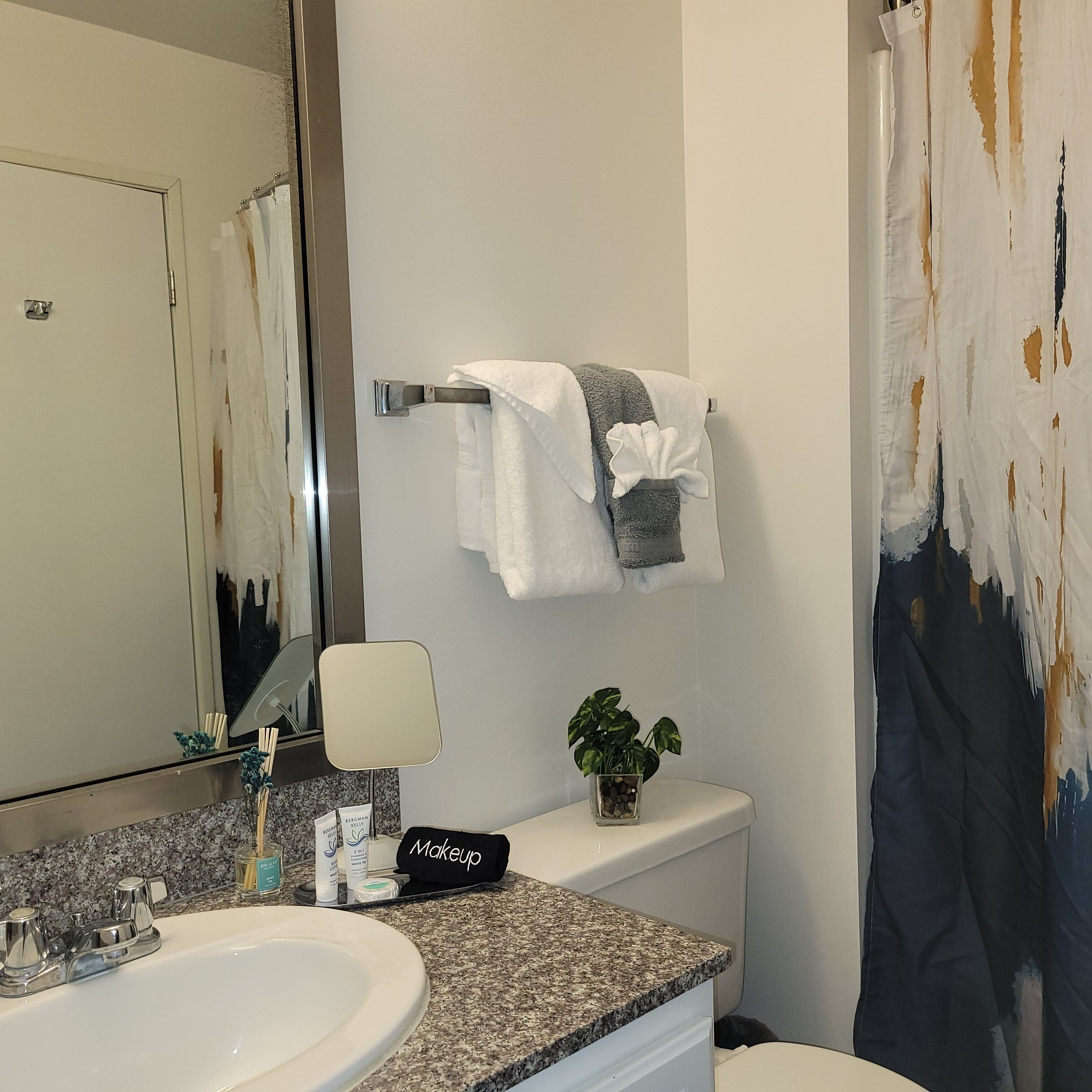 Sèche-cheveux, serviettes fournies