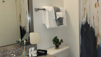 Sèche-cheveux, serviettes fournies