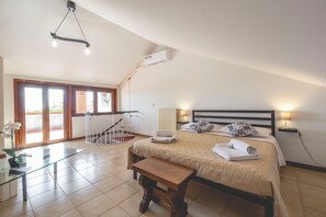 4 bedrooms, desk, iron/ironing board, travel cot - Elegant Villa with Garden between Catania and Etna (Tremestieri Etneo)