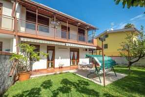 Outdoor dining - Elegant Villa with Garden between Catania and Etna (Tremestieri Etneo)