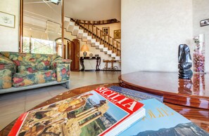 Lobby - Elegant Villa with Garden between Catania and Etna (Tremestieri Etneo)