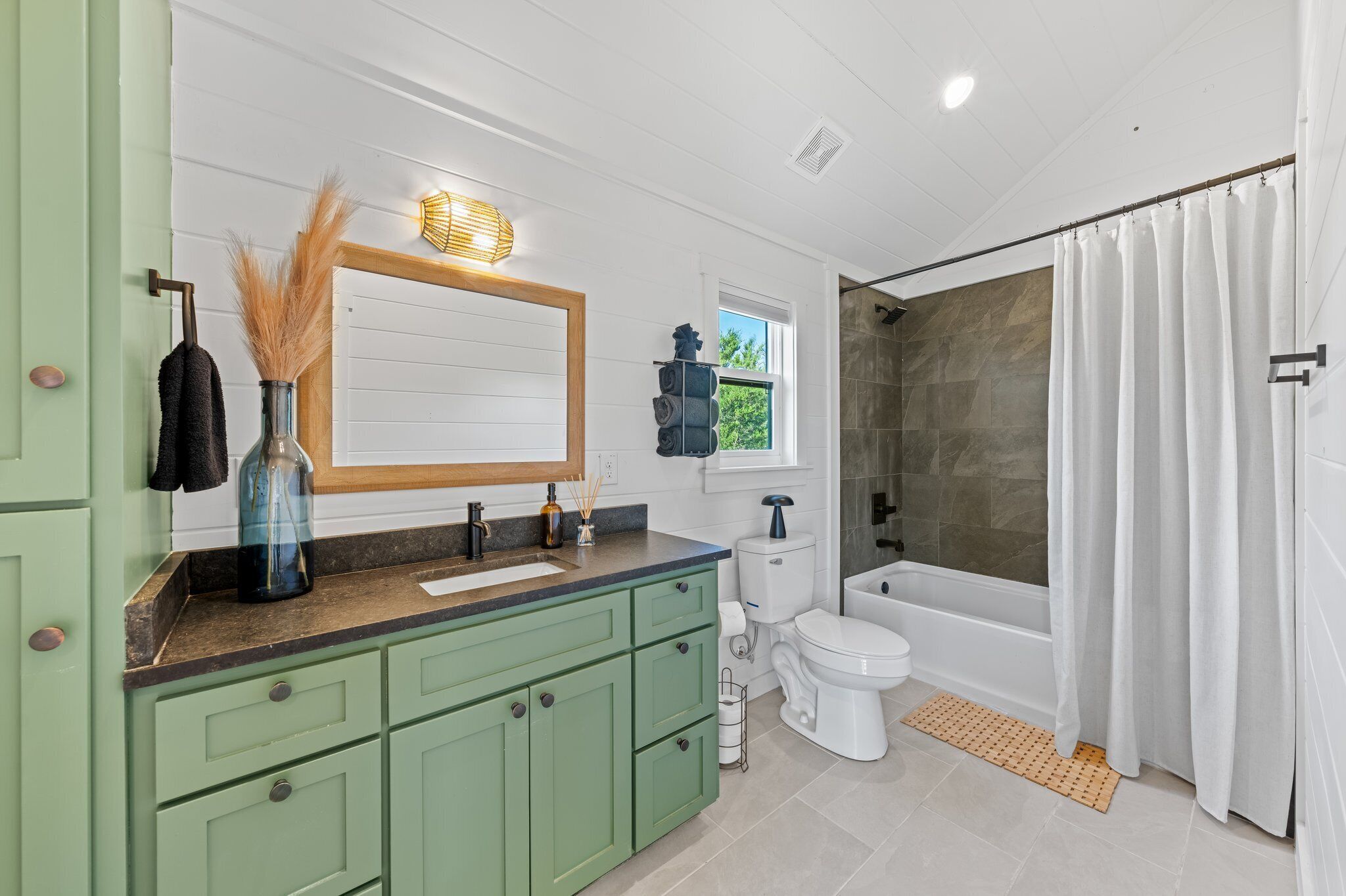 Standard Tree House, Kitchenette | Bathroom | Free toiletries, towels, soap, shampoo