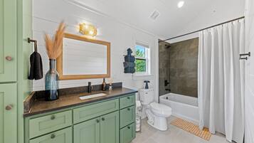 Tree House Standard, coin cuisine | Salle de bain | Articles de toilette gratuits, serviettes fournies, savon, shampoing