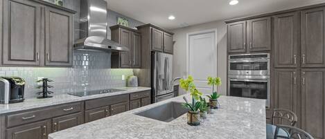 Refrigerador, microondas, horno, placa de cocina