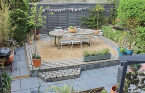 Outdoor dining - A spacious Victorian house, with stunning sea views and close to town and sea. (Ventnor)