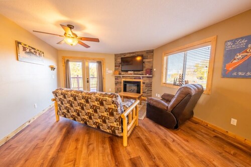 Cabin 9: Lakeside Lodge with Stunning Sunsets & Beach Access