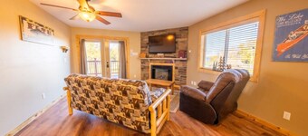 Cabin 9: Lakeside Lodge with Stunning Sunsets & Beach Access