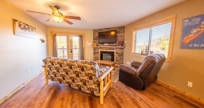 Cabin 9: Lakeside Lodge with Stunning Sunsets & Beach Access