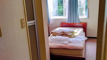 4 bedrooms, desk, iron/ironing board, free WiFi