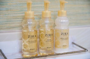 Een haardroger, handdoeken