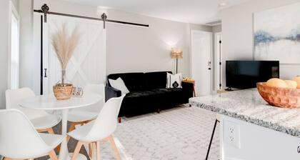 Cozy 1-Bedroom Retreat ~ New Remodel, Fast Wi-Fi