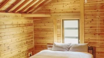 5 bedrooms, desk, free WiFi, bed sheets