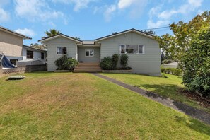 Exterior - Sea Serenity - Ruakaka Holiday Home (Ruakaka)