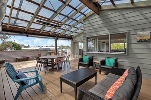 Outdoor dining - Sea Serenity - Ruakaka Holiday Home (Ruakaka)