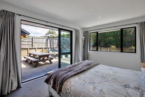 4 bedrooms, iron/ironing board, WiFi, bed sheets