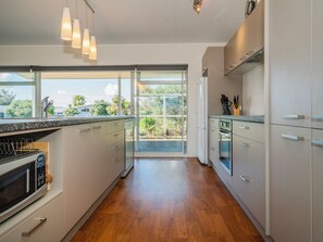 Kühlschrank, Mikrowelle, Geschirrspüler, Toaster