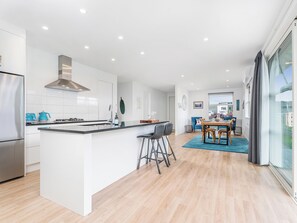 Køleskab, mikrobølgeovn, opvaskemaskine, brødrister