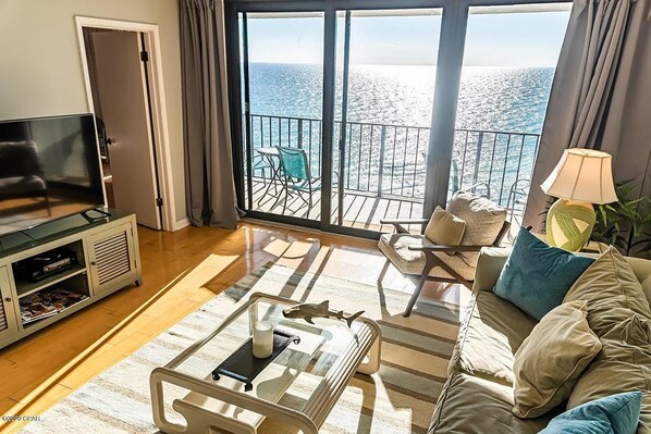 Appart'hôtel, 1 très grand lit et 1 canapé-lit (Edgewater Tower 3-1104) | Coin séjour | Télévision