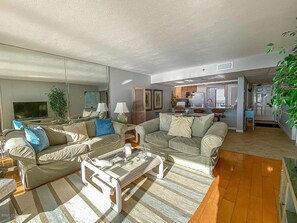Apartment, 1 King-Bett und Schlafsofa (Edgewater Tower 3-1104) | Wohnbereich