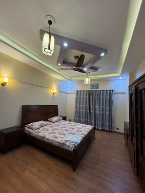 3 chambres, fer et planche à repasser, Wi-Fi, draps fournis