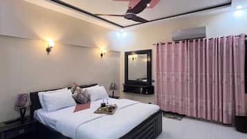 3 bedrooms, iron/ironing board, WiFi, bed sheets