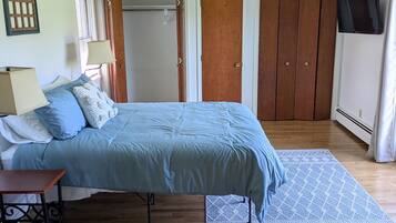 3 bedrooms, desk, iron/ironing board, travel crib