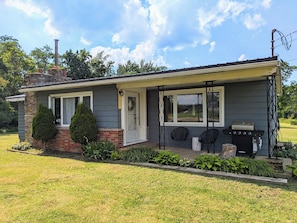 Exterior - Superb 3-bedroom, 2 bath house on lake erie. 2 min drive to Barcelona Harbor! (Westfield)
