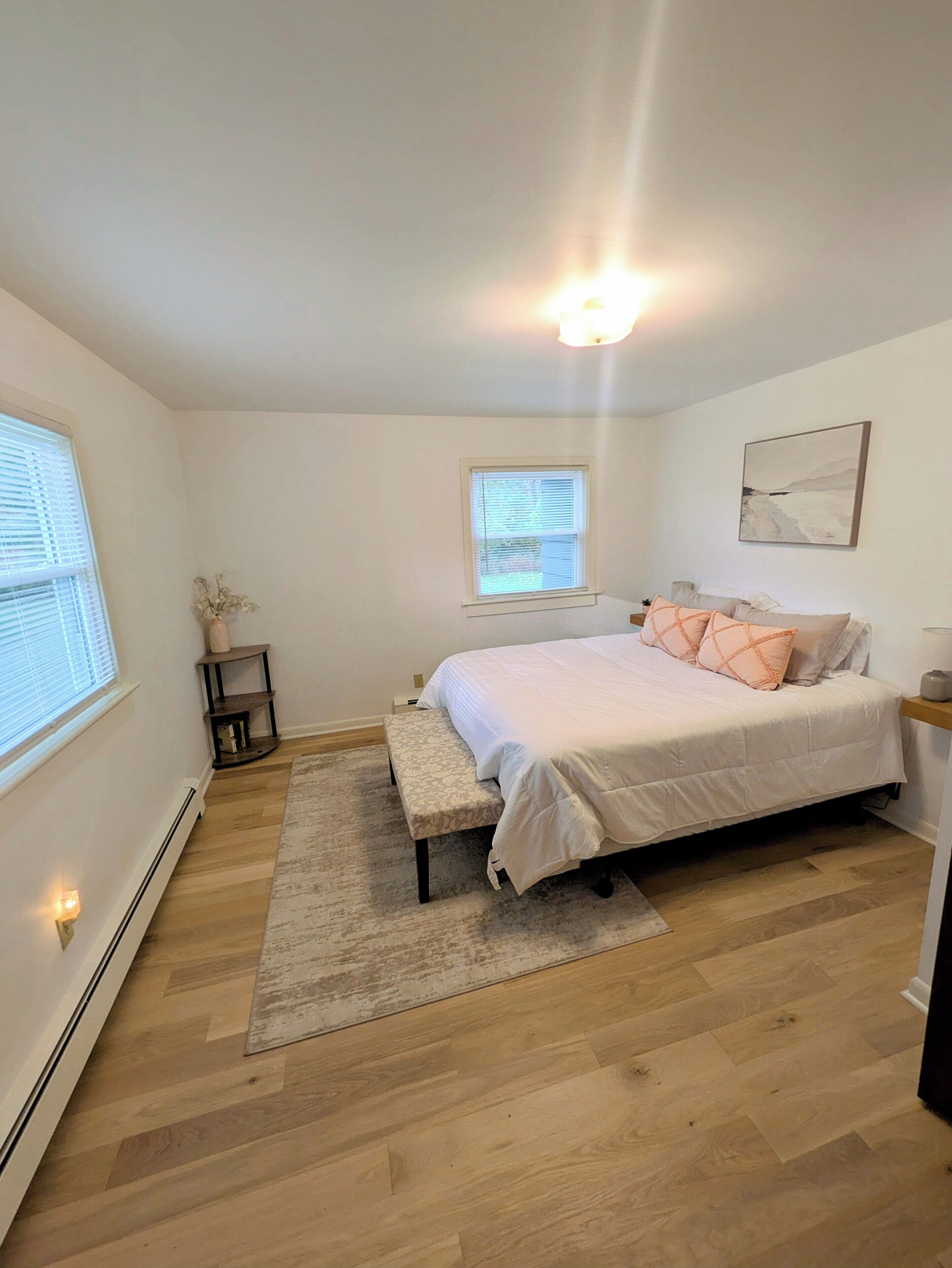 3 habitaciones, escritorio y tabla de planchar con plancha 