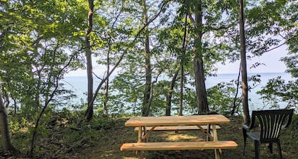 Superb 3-bedroom, 2 bath house on lake erie. 2 min drive to Barcelona Harbor!