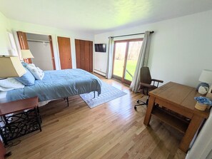 3 chambres, bureau, fer et planche à repasser, lit parapluie