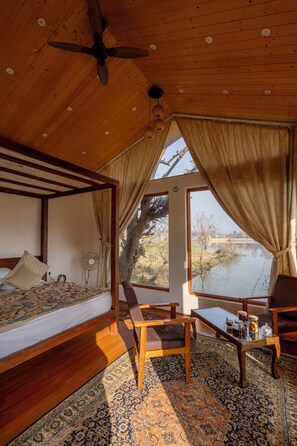 5 bedrooms, blackout curtains, free WiFi, bed sheets - Nigeen Vista Lakeside Chalet (Srinagar)